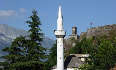 Angela Thomas Cycling on the  tour with redspokes